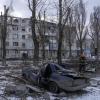 Die Ukraine ist schwer vom Krieg gezeichnet: Ein Rettungsarbeiter räumt die Trümmer eines Wohnhauses in Pokrowsk weg, das durch eine Rakete zerstört wurde.