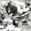 Auch die Kinder freuten sich stets, wenn Hermann Gmeiner sie im SOS-Kinderdorf in Dießen besuchte. 