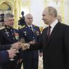 Zu viel Sekt? Der russische Präsident Wladimir Putin sorgte bei einem Empfang für Veteranen für einen irritierenden Auftritt.  
