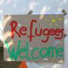 Flüchtlinge willkommen heißt es auf dem Schild am Friedberger Gymnasium. Möglicherweise wird die Sporthalle aber auch noch über das Ferienende hinaus als Not-Erstaufnahmeeinrichtung benötigt.