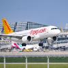 Ein Passagierflugzeug landet auf dem Flughafen der baden-württembergischen Landeshauptstadt Stuttgart.