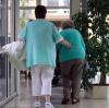 Krankenhäuser und Altenheime treffen Vorsichtsmaßnahmen, um ältere Menschen vor einer Ansteckung mit dem Coronavirus zu schützen.  