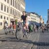 Eine Fahrrad-Demo führte am Freitagabend durch  Augsburg. In den kommenden Tagen folgen weitere.