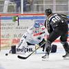 Hatte am Freitagnachmittag beim Gäubodenvolksfest-Cup in Straubing gegen den HC Lugano (rechts Markus Granlund) jede Menge Arbeit: Panther-Goalie Michael Garteig (links). Foto: Johannes Traub