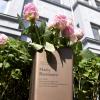 Mit solchen Erinnerungsbändern will die Augsburger Erinnerungswerkstatt das Gedenken an Opfer des Nationalsozialismus hochhalten.  	