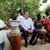 Entwicklungsminister Gerd Müller (CSU) sitzt bei seiner Reise in den Senegal inmitten einer Trommlergruppe. Er "trommelt" für mehr Unterstützung und mehr Investitionen in Afrika. 