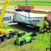 Die Fahrt auf der Autobahn endete gestern für diesen Sattelzug aus der Slowakei bei Neusäß: Die aus Granitplatten bestehende Ladung war umgekippt und brachte das Fahrzeug nach rechts in Schräglage. Er musste abgeladen werden. Foto: Marcus Merk