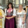 Diözesanadministrator Dr. Bertram Meier (links) mit den drei neuen Mitarbeiterinnen im pastoralen Dienst (von links): Christa Döllner, Verena Wörle aus Obergriesbach und Marie Zengerle. 	