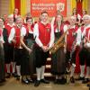 Am Samstag reiste die Musikkapelle Röfingen bei ihrem Jahreskonzert in die Alpen und nach Österreich. Das Bild zeigt: (von links) Erste Vorsitzende Gertrud Vogg, Dirigentin Margarita Zeman und den Zweiten Vorsitzenden Ernst Hausotter zusammen mit den Geehrten Josef Wagner, Marion Müller, Andreas Bachmayer, Franziska Müller, Anton Schuler, Georg Gistel und Johann Zahler. 	