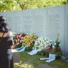 Eine Frau steht am 25. Jahrestag in der Gedenkstätte vor der Gedenktafel der Opfer des ICE-Unglücks von Eschede.