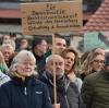 Die Demonstranten hielten Schilder hoch. 