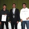 Bürgermeister Marcus Knoll ehrte Timo Müller (links) und Florian Schmid (rechts) für ihre besonderen Leistungen im Handwerk.