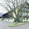 Sollten die Pläne für ein Fünf-Sterne-Hotel in Entraching Realität werden, dann würde auch das bisherige Hauptgebäude des Minihofs abgerissen, um dem Wellnessresort Platz zu machen. Foto: Julian Leitenstorfer