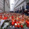 Menschen legen in Gedenken an die Opfer des Terrorangriffs vom 2. November Kerzen und Blumen in der Wiener Innenstadt nieder.