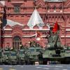 Der legendäre sowjetische Panzer T-34 führt die Kolonne russischer Panzerfahrzeuge auf dem Roten Platz während der Militärparade zum Tag des Sieges, mit der der 78. Jahrestag des Endes des Zweiten Weltkriegs begangen wird, an.