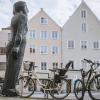 In der Landsberger Altstadt stehen viele Fahrräder, auch an der Skulptur von Josef Lang vor der Musikschule.