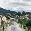 Lago Maggiore Croveo Abseits der Durchgangsstraße liegen die Häuser in Croveo immer noch so dicht beieinander, dass es nur schmale Fußwege durch sie hindurch gab. Die katholische Kirche hat hier in einer Art Besessenheit in nur wenigen Jahren mehr als 20 Frauen als Hexen verbrannt, berichtet Touristenbegleiterin Pia Meltoni.