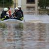Feuerwehrleute evakuieren  mit einem Schlauchboot Einwohner aus dem Hochwasser in der Stadt Grimma (Sachsen).
