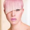 Pink als Haarfarbe ist ungewöhnlich - liegt diesen Sommer aber im Trend. 