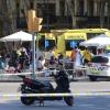 Sanitäter versorgen in Barcelona Verletzte. Auf der Flaniermeile Las Ramblas ist ein Lieferwagen in eine Menschenmenge gerast. Es hat Tote und Verletzte gegeben.