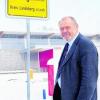 Echings Bürgermeister Siegfried Luge vor dem neuen Einkaufszentrum am Ortseingang. Foto: Sibylle Seidl-Cesare