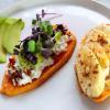 Bilden die perfekte Unterlage: Geröstete Süßkartoffelscheiben lassen sich süß mit Banane und Erdnussmus (r.) oder herzhaft mit Avocado, getrockneten Tomaten und Frischkäse (l.) belegen. 