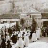 Eines der ältesten Fronleichnamfotos in Babenhausen stammt aus dem Jahr 1930 und zeigt den Altar am Marktplatz. Von dort ging es in den Schlosshof zum vierten Altar. 