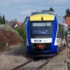 Bisher waren die Triebwagen der Bayerischen Regiobahn auf der Strecke der Staudenbahn nur gelegentlich zu Besuch. Ab 2022 sollen sie dort fahrplanmäßig rollen und eine Verbindung nach Augsburg herstellen. Die ins Stocken geratenen Pläne sorgen für Unsicherheit in Gessertshausen.