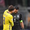 Torwart Gianluigi Buffon weint, und der Schwede Victor Lindelöf tröstet ihn: Italien fährt nicht zur WM. 