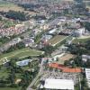 Der Hochwasserschutz in Aichach ist so gut wie fertig. Aus der Luft erkennt man gut den Grünzug an der Paar, hier den Stadtgarten (links im Bild) mit der Kleingartenanlage zwischen Flutgraben und dem Beckmühlen-Umlaufgraben sowie der Paar, die um das Freibad herum fließt. 