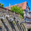 Die Köpfe vom Wolf und den sieben Geißlein an einer Mauer in der Marburger Oberstadt: Auf dem „Grimm-Dich-Pfad“ kann man die Stadt auf den Spuren der Brüder Grimm entdecken.