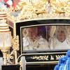 König Charles III. und Königsgemahlin Camilla sitzen auf dem Weg zur Krönungszeremonie in der Staatskutsche zum Diamantenen Jubiläum.