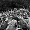 Auf dem Obersalzberg bei Berchtesgaden entsteht Mitte der 30er Jahre aus einem Ferienhaus der «Berghof». Tagein, tagaus pilgern Menschen dorthin, um Adolf Hitler aus der Nähe sehen zu können.