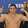 Marco Huck zeigt sich in Erfurt beim Wiegen in Siegerpose. Foto: Martin Schutt dpa