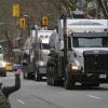 Nach einer tagelangen Fahrt durch Kanada ist ein Konvoi aus Hunderten Lastwagen am Wochenende in der Hauptstadt Ottawa eingetroffen, um gegen Corona-Maßnahmen und Impfvorschriften zu demonstrieren.