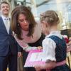 Kronprinz Frederik und Kronprinzessin Mary von Dänemark werden am 20.05.2015 in München (Bayern) bei der Eröffnung des Georg-Jensen-Flagship-Stores von der kleinen Louisa begrüßt. Das dänische Kronprinzenpaar hält sich bis zum 21. Mai zu einem Arbeitsbesuch unter dem Titel «Danish Living» in Deutschland auf. Foto:  Peter Kneffel/dpa +++(c) dpa - Bildfunk+++