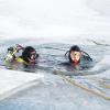 Sabrina Wech (links) und Patrick Kapfer von der Wasserwacht Lauterbach hüpften durch ein Eisloch in den kalten Baggersee bei Binswangen, um eine Rettung zu proben.