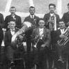 1922, zwei Jahre nach der offiziellen Gründung des Musikvereins Rieden entstand dieses älteste erhaltene Foto der Kapelle. 	