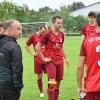 Im Anschluss an das 0:5 gegen Bubesheim richtet Offingens Spielertrainer Julian Riederle ein paar Worte an seine Teamkameraden. Abteilungsleiter Manfred Schuster hört zu.