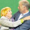 Große Erleichterung: Die Führungsspitze der Grünen hat sich mit ihrem Ausstiegskurs durchgesetzt. Parteichefin Claudia Roth fällt Fraktionschef Jürgen Trittin um den Hals.   