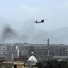 Ein US-Hubschrauber fliegt über Kabul.