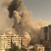 Ein Gebäude, in dem verschiedene internationale Medien untergebracht sind, darunter auch die Associated Press, stürzt nach einem israelischen Luftangriff ein.