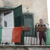 Eine Anwohnerin steht in Rom auf einem Balkon und applaudiert während eines Flashmobs gegen Einsamkeit. Der Flashmob ist Teil eines digitalen Aufrufs an die Menschen in Italien, während der Isolation angesichts des Coronavirus auf ihre Balkons zu kommen, dort Musik zu machen und Kontakt zueinander aufzunehmen.