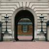 Buckingham Palace wurde erst durch Königin Victoria königliche Residenz. Das Privathaus des Duke of Buckingham wurde nach und nach in einen Palast verwandelt.  