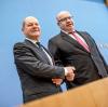 Olaf Scholz (SPD), Bundesminister der Finanzen, und Peter Altmaier (CDU, r), Bundesminister für Wirtschaft und Energie, wollen die wirtschaftlichen Folgen der Coronakrise abfedern. 