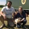 Die Hühner genießen ihre Freiheit, und auch Elisabeth und Peter Wolf haben sind froh über die Entscheidung, einen mobilen Stall für das Geflügel anzuschaffen. 