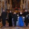 Calypso Kammerchor mit Orchester und Solisten in der Dillinger Studienkirche nach Bachs Weihnachtsoratorium. Im Vordergrund in der Mitte Marianne Rieder als Dirigentin umgeben von den Gesangssolisten von links nach rechts: Felipe Pairó, Anette Sailer, Michaela Ische und Andreas Hirtreiter. 