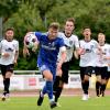 Fußball Regionalliga Bayern FV Illertissen gegen TSV Rain/Lech. Illertissens Kapitän Fabian Rupp am Ball spurtet den dominanten Gästen davon.