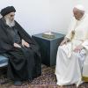 Papst Franziskus (r) unterhält sich bei seinem Besuch in Najaf mit dem Großajatollah Ali al-Sistani.