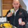 Werner Hoffmann, Ressortleiter Bildung beim BRK Schwaben, demonstriert die Funktionsweise eines Automatisierten Externen Defibrillators (AED). 	